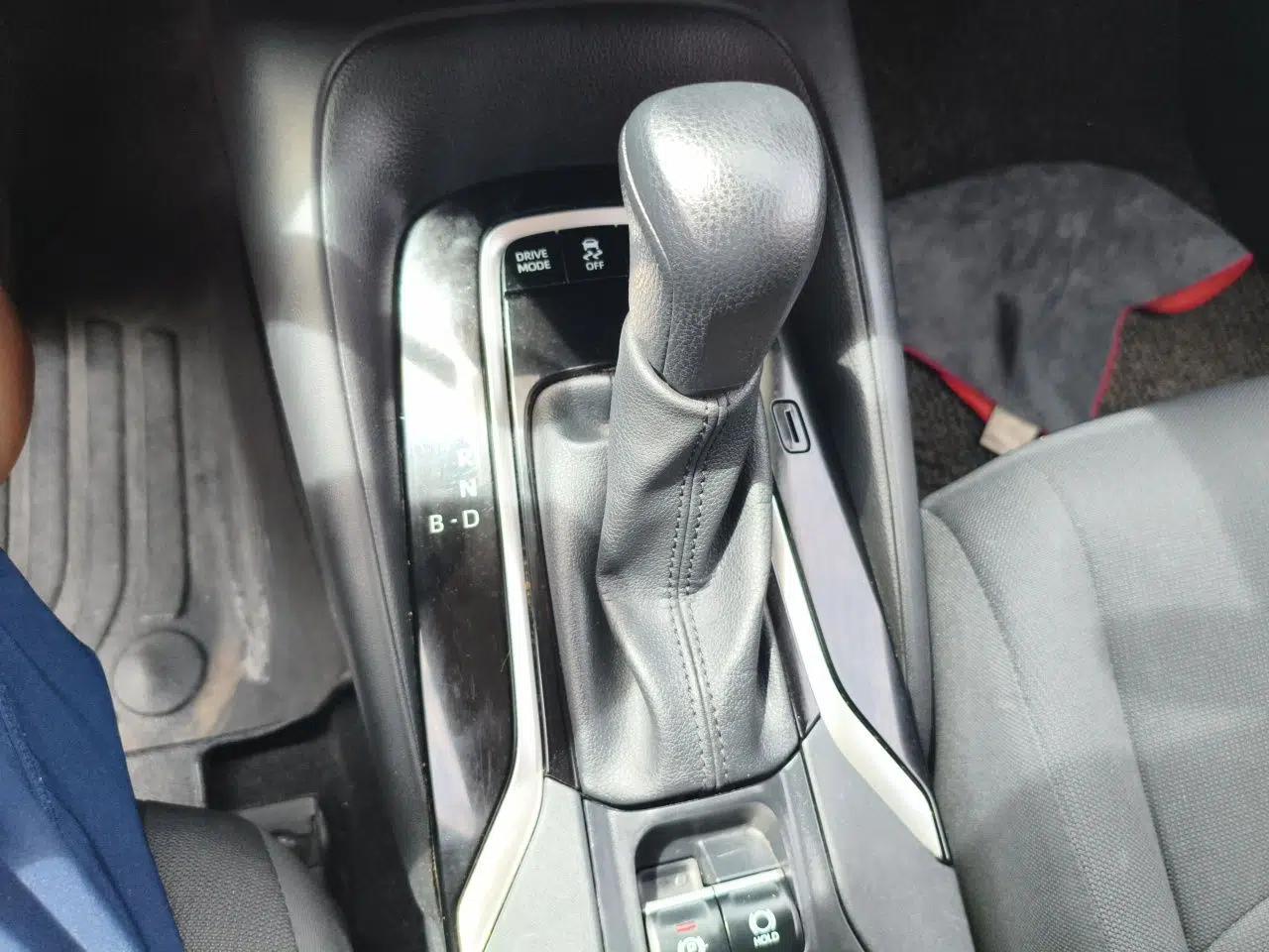 Toyota Corolla 2022 Dual-Motor 1.8L E-CVT Pioneer Edition — миниатюра 14