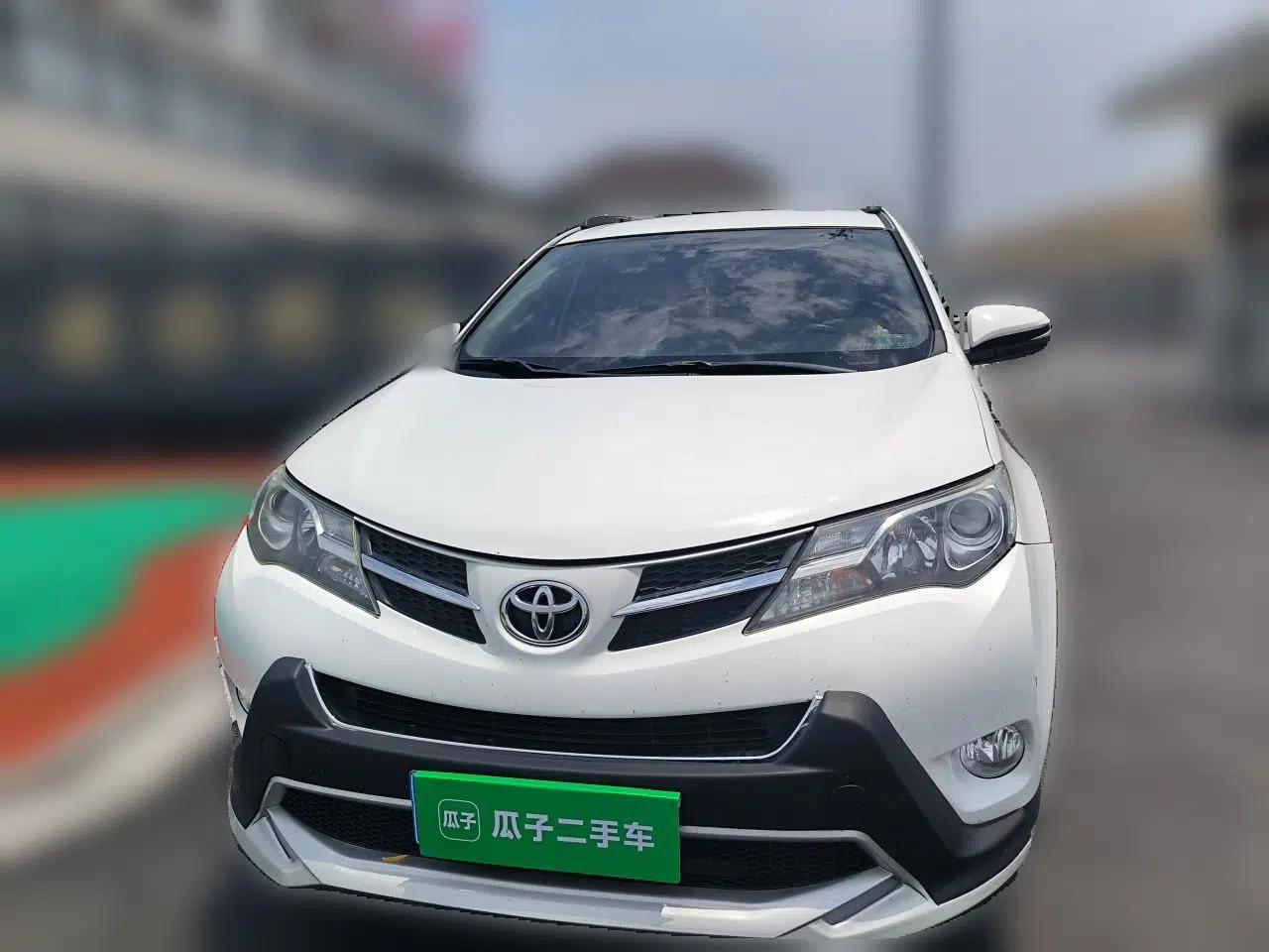 Toyota RAV4 2013 2.0L CVT Two-Wheel Drive Urban Edition — миниатюра 2