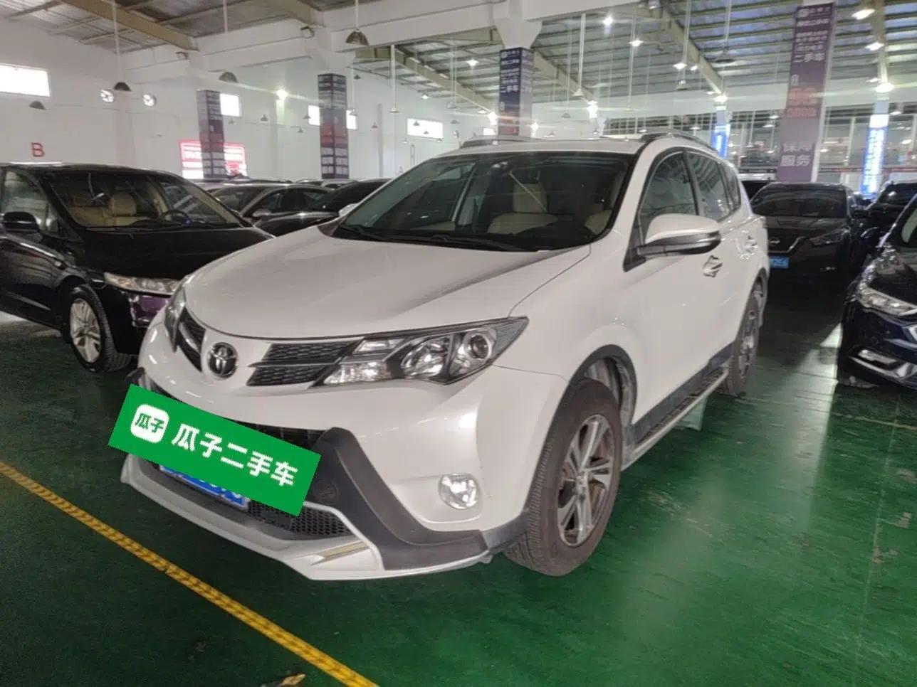Toyota RAV4 2015 2.0L CVT Two-Wheel Drive Fashion Edition — миниатюра 1
