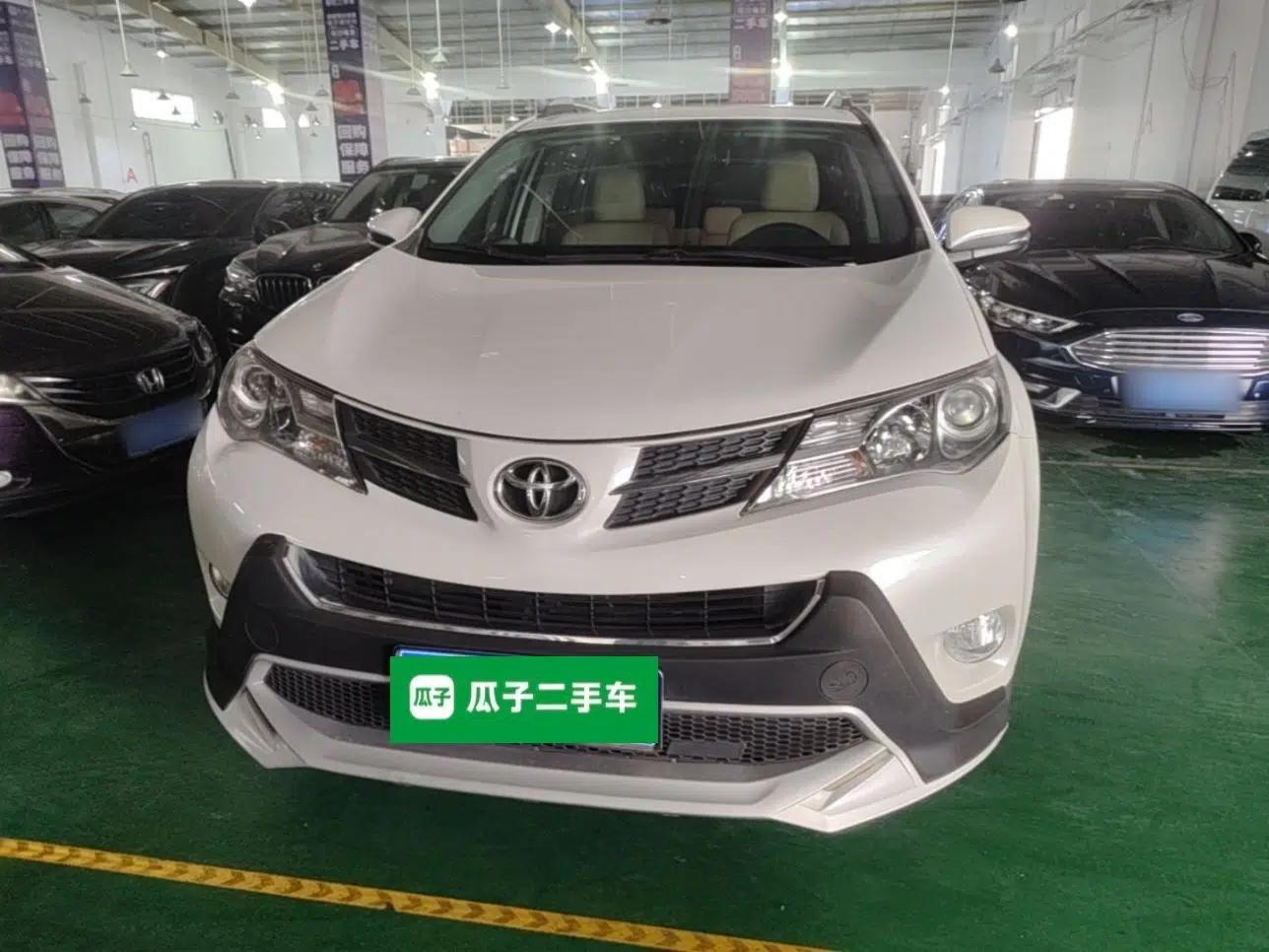 Toyota RAV4 2015 2.0L CVT Two-Wheel Drive Fashion Edition — миниатюра 2