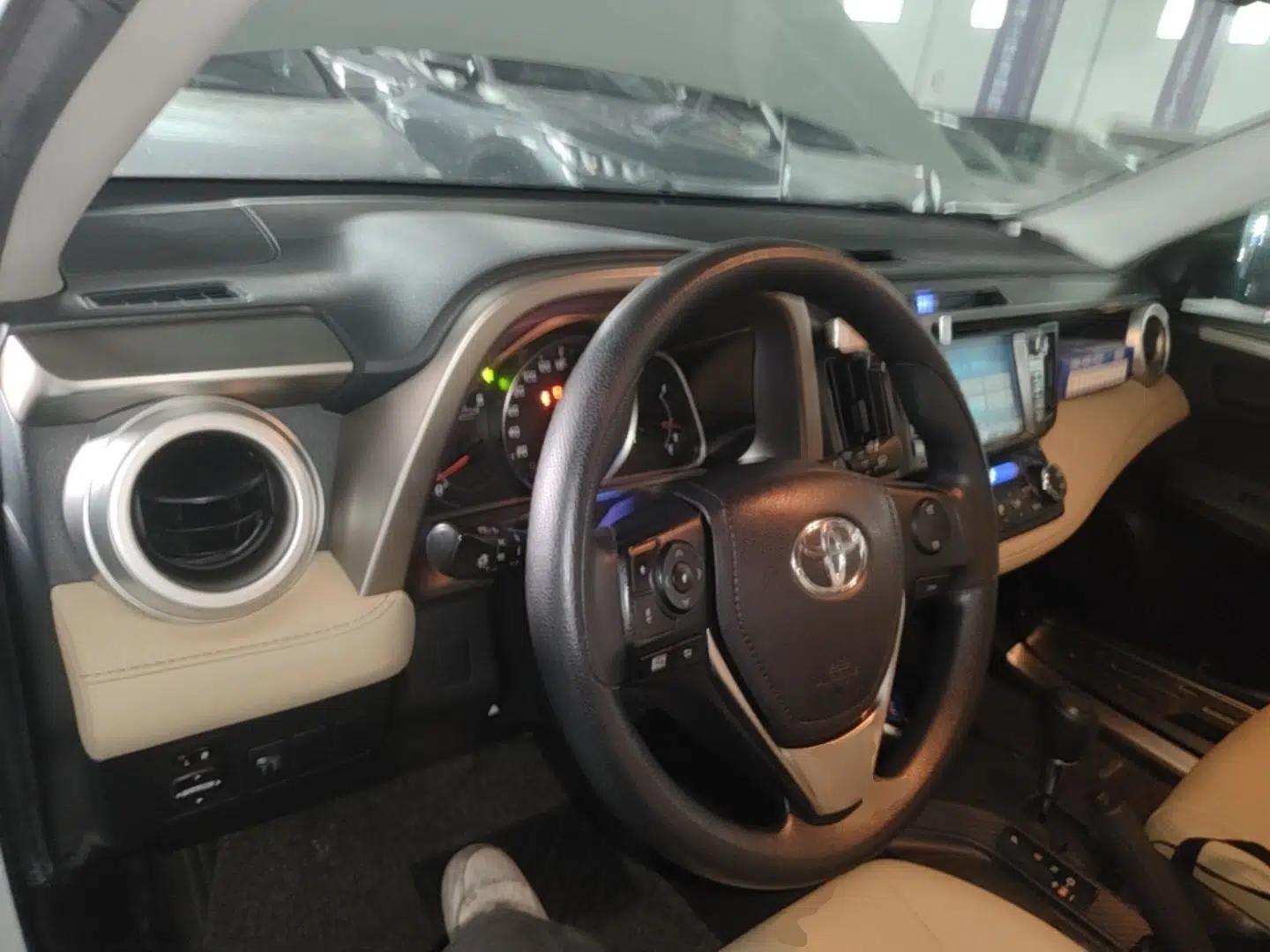 Toyota RAV4 2015 2.0L CVT Two-Wheel Drive Fashion Edition — миниатюра 12