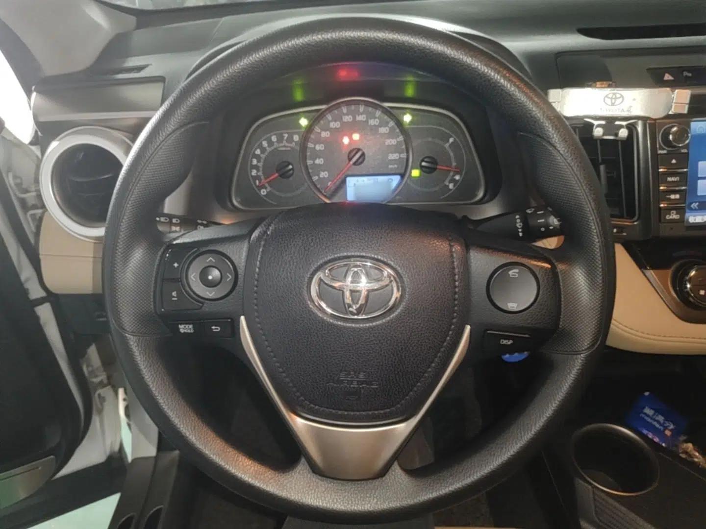 Toyota RAV4 2015 2.0L CVT Two-Wheel Drive Fashion Edition — миниатюра 13
