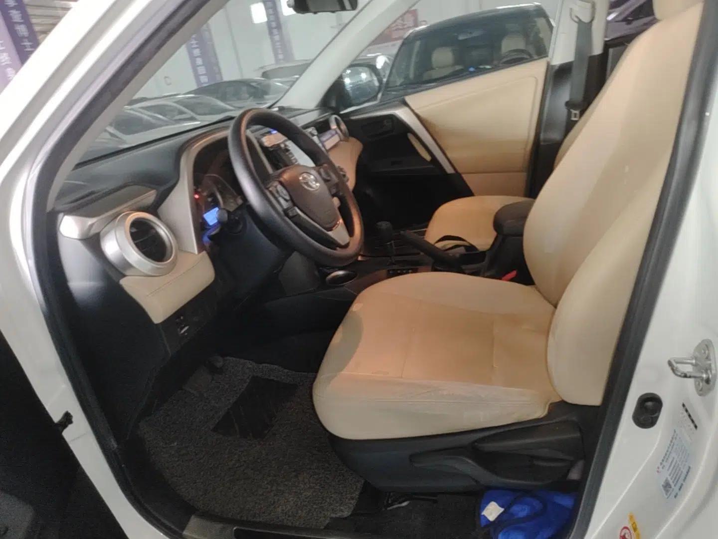 Toyota RAV4 2015 2.0L CVT Two-Wheel Drive Fashion Edition — миниатюра 17