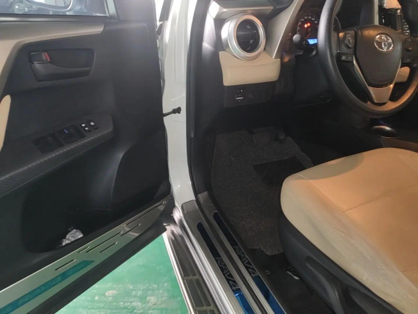 Toyota RAV4 2015 2.0L CVT Two-Wheel Drive Fashion Edition — миниатюра 18