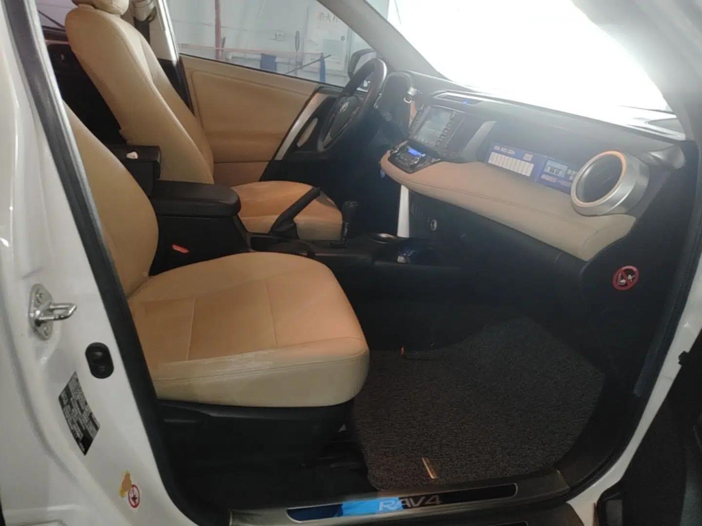 Toyota RAV4 2015 2.0L CVT Two-Wheel Drive Fashion Edition — миниатюра 19