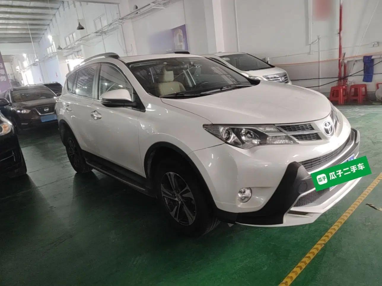 Toyota RAV4 2015 2.0L CVT Two-Wheel Drive Fashion Edition — миниатюра 3