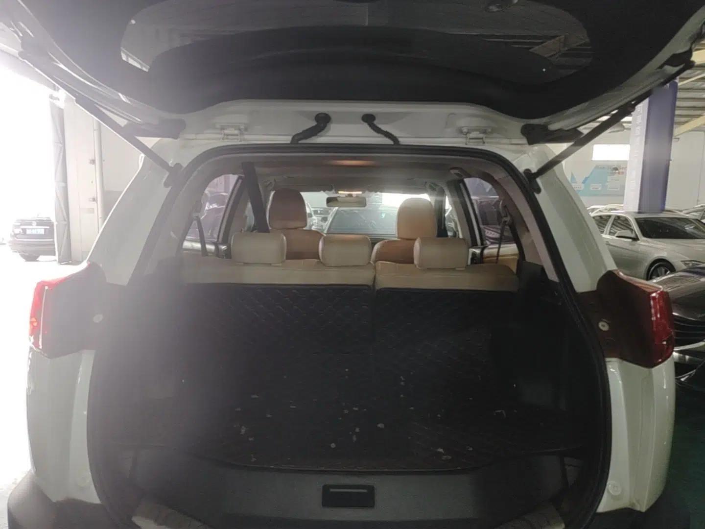 Toyota RAV4 2015 2.0L CVT Two-Wheel Drive Fashion Edition — миниатюра 22
