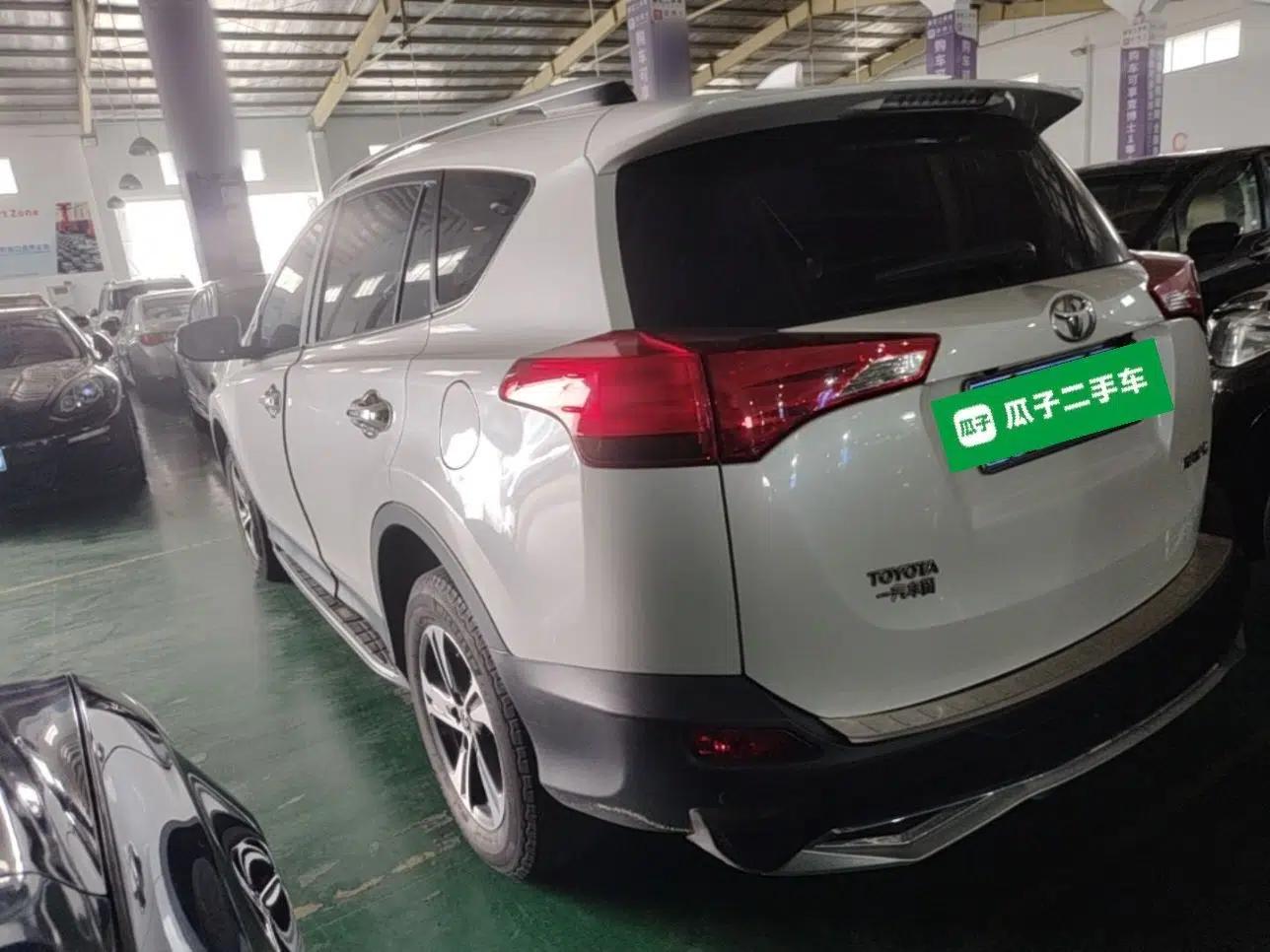 Toyota RAV4 2015 2.0L CVT Two-Wheel Drive Fashion Edition — миниатюра 4