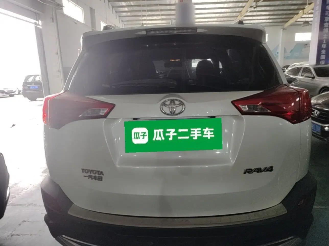 Toyota RAV4 2015 2.0L CVT Two-Wheel Drive Fashion Edition — миниатюра 5