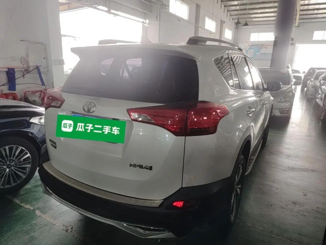 Toyota RAV4 2015 2.0L CVT Two-Wheel Drive Fashion Edition — миниатюра 6