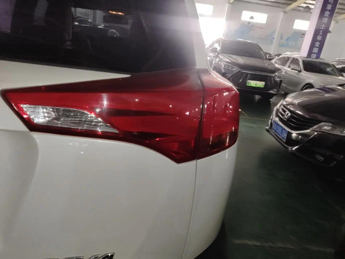 Toyota RAV4 2015 2.0L CVT Two-Wheel Drive Fashion Edition — миниатюра 9