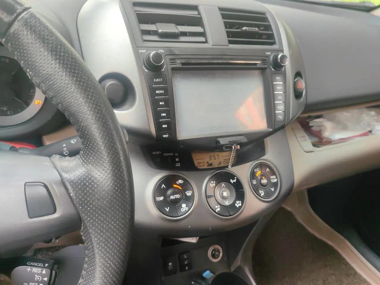 Toyota RAV4 2011 2.0L Automatic Luxury Edition — миниатюра 13