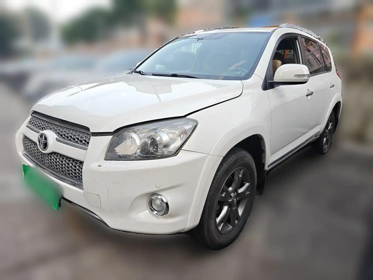 Toyota RAV4 2012 Luxurious 2.4L Automatic 4x4 with Stylish Features — миниатюра 1