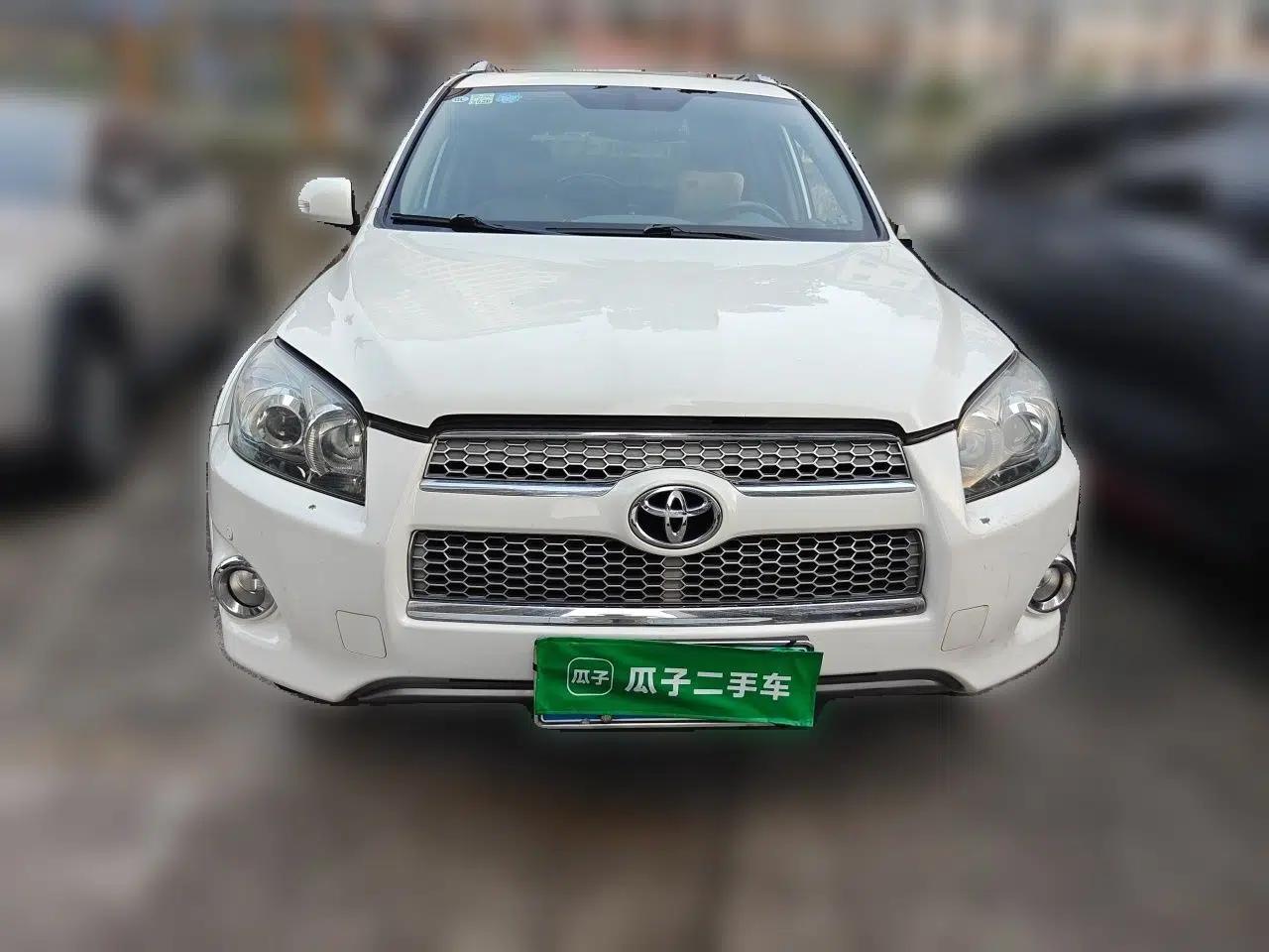 Toyota RAV4 2012 Luxurious 2.4L Automatic 4x4 with Stylish Features — миниатюра 2