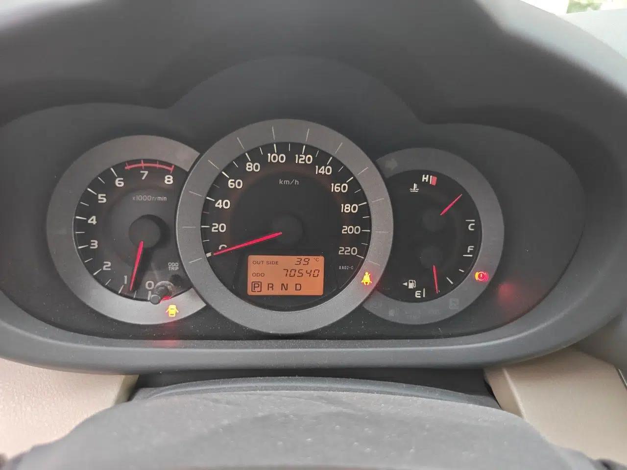 Toyota RAV4 2012 Luxurious 2.4L Automatic 4x4 with Stylish Features — миниатюра 11