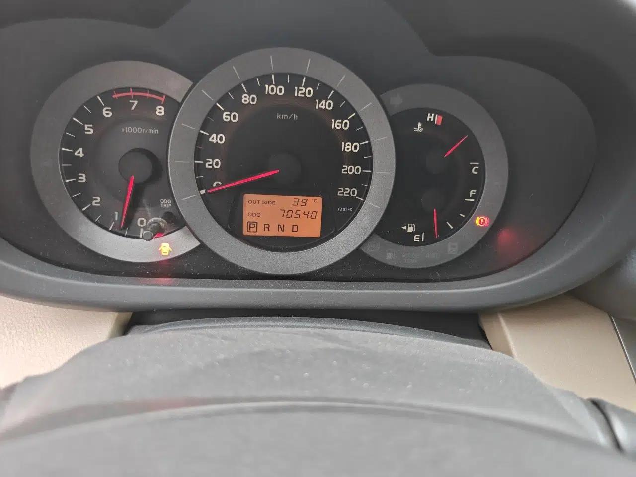 Toyota RAV4 2012 Luxurious 2.4L Automatic 4x4 with Stylish Features — миниатюра 12