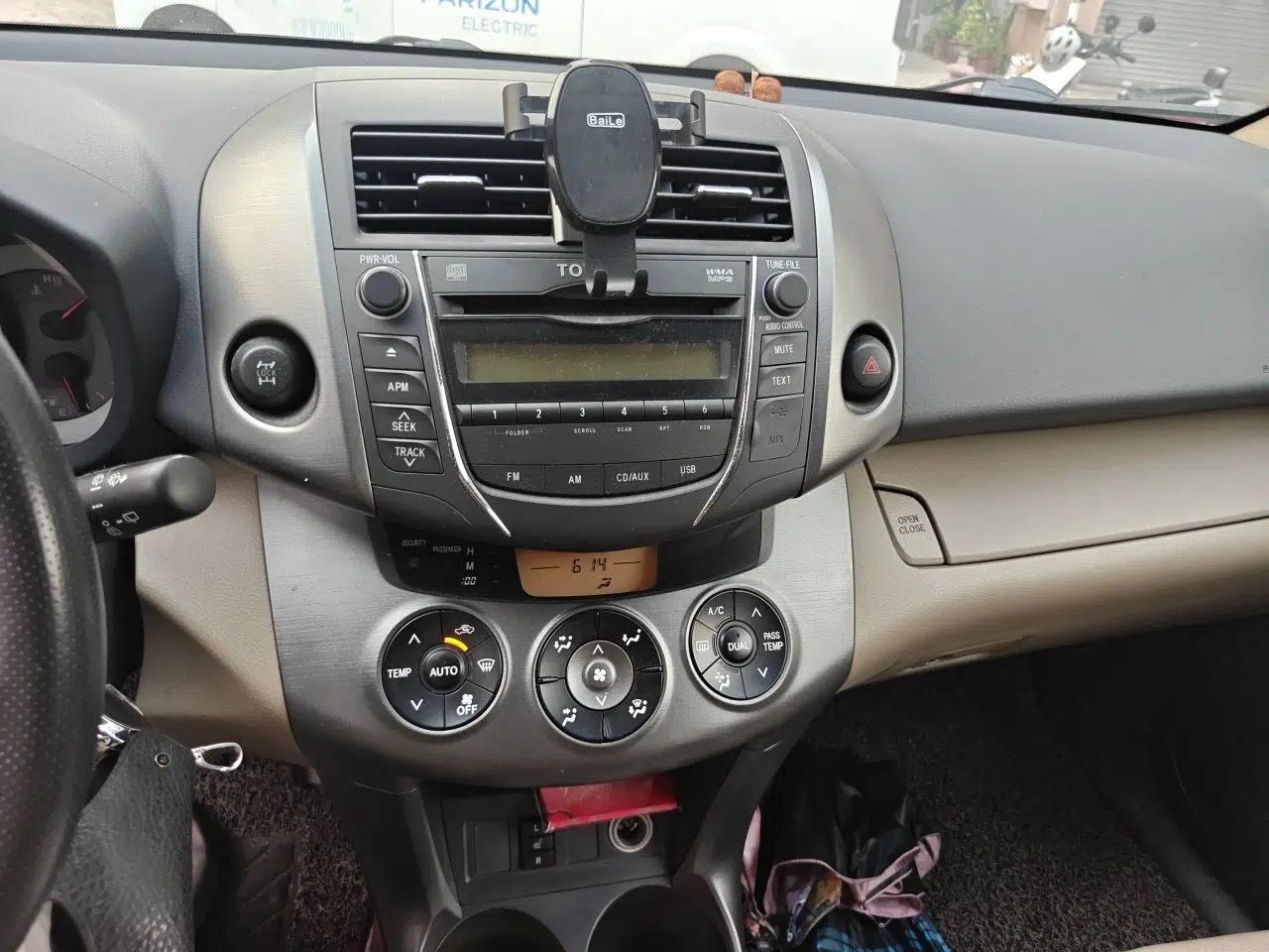 Toyota RAV4 2012 Luxurious 2.4L Automatic 4x4 with Stylish Features — миниатюра 13