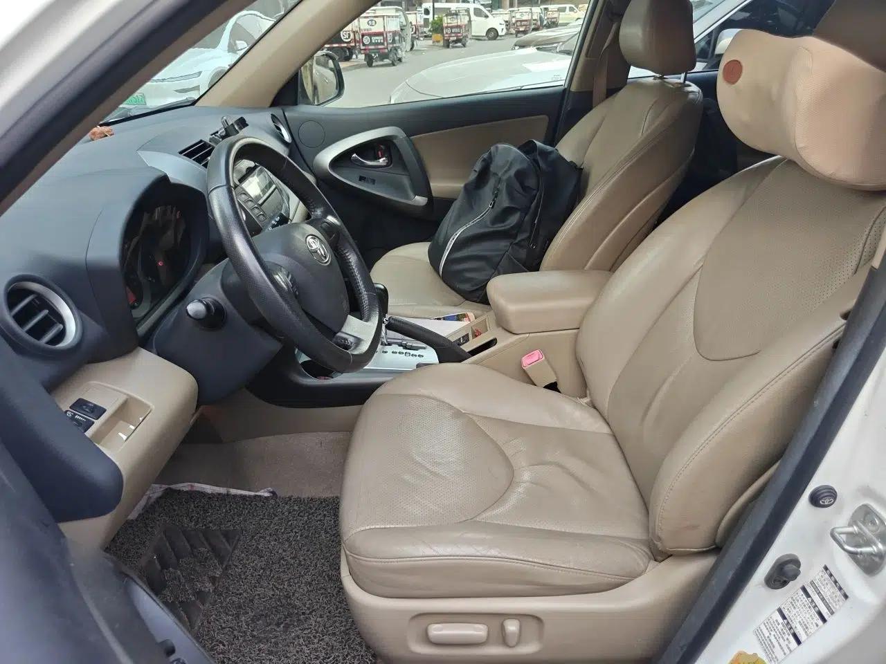 Toyota RAV4 2012 Luxurious 2.4L Automatic 4x4 with Stylish Features — миниатюра 15