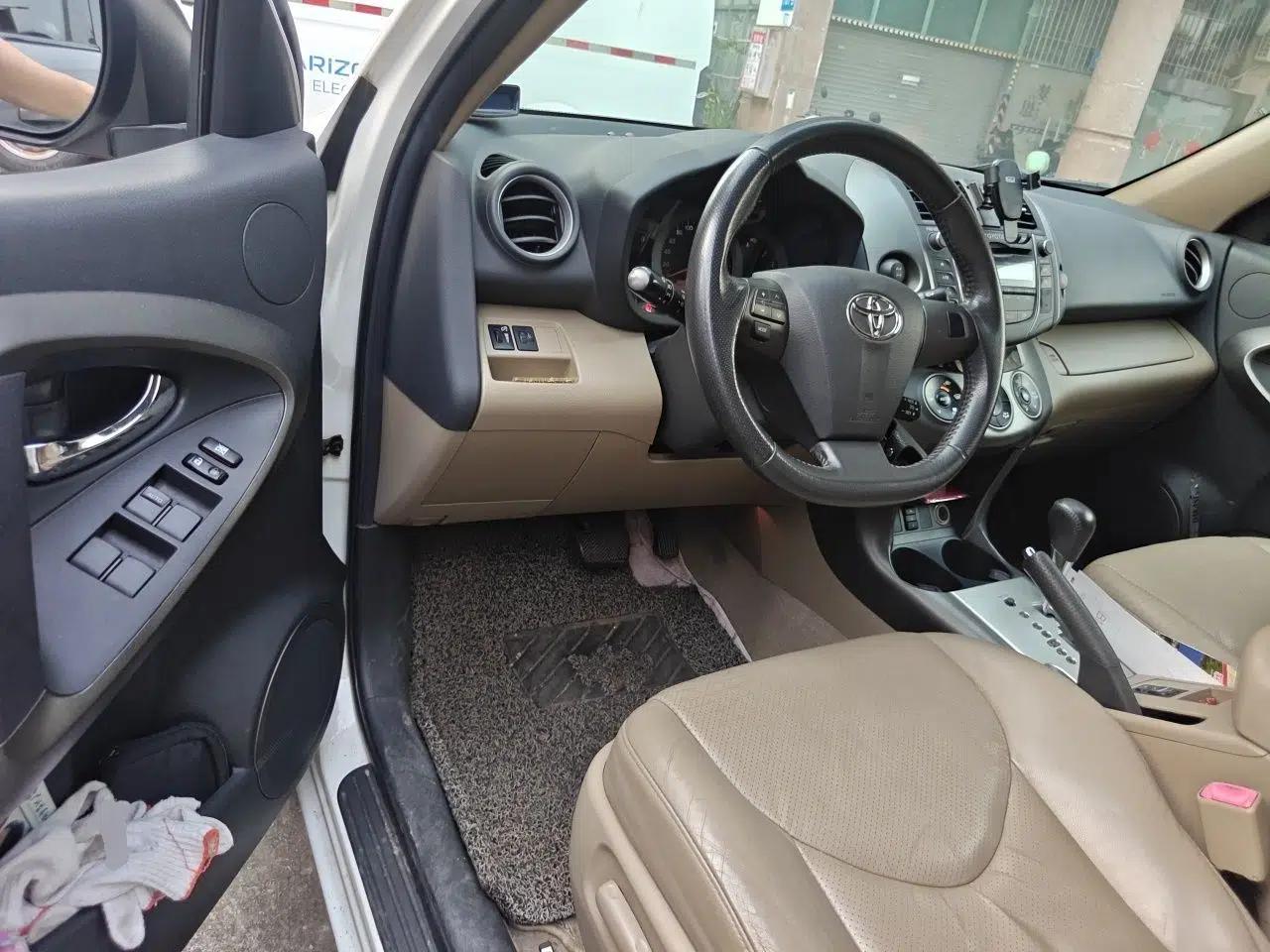 Toyota RAV4 2012 Luxurious 2.4L Automatic 4x4 with Stylish Features — миниатюра 16