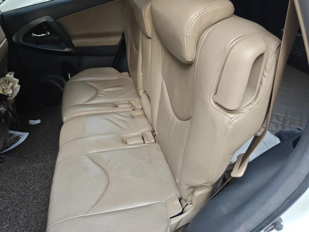 Toyota RAV4 2012 Luxurious 2.4L Automatic 4x4 with Stylish Features — миниатюра 17