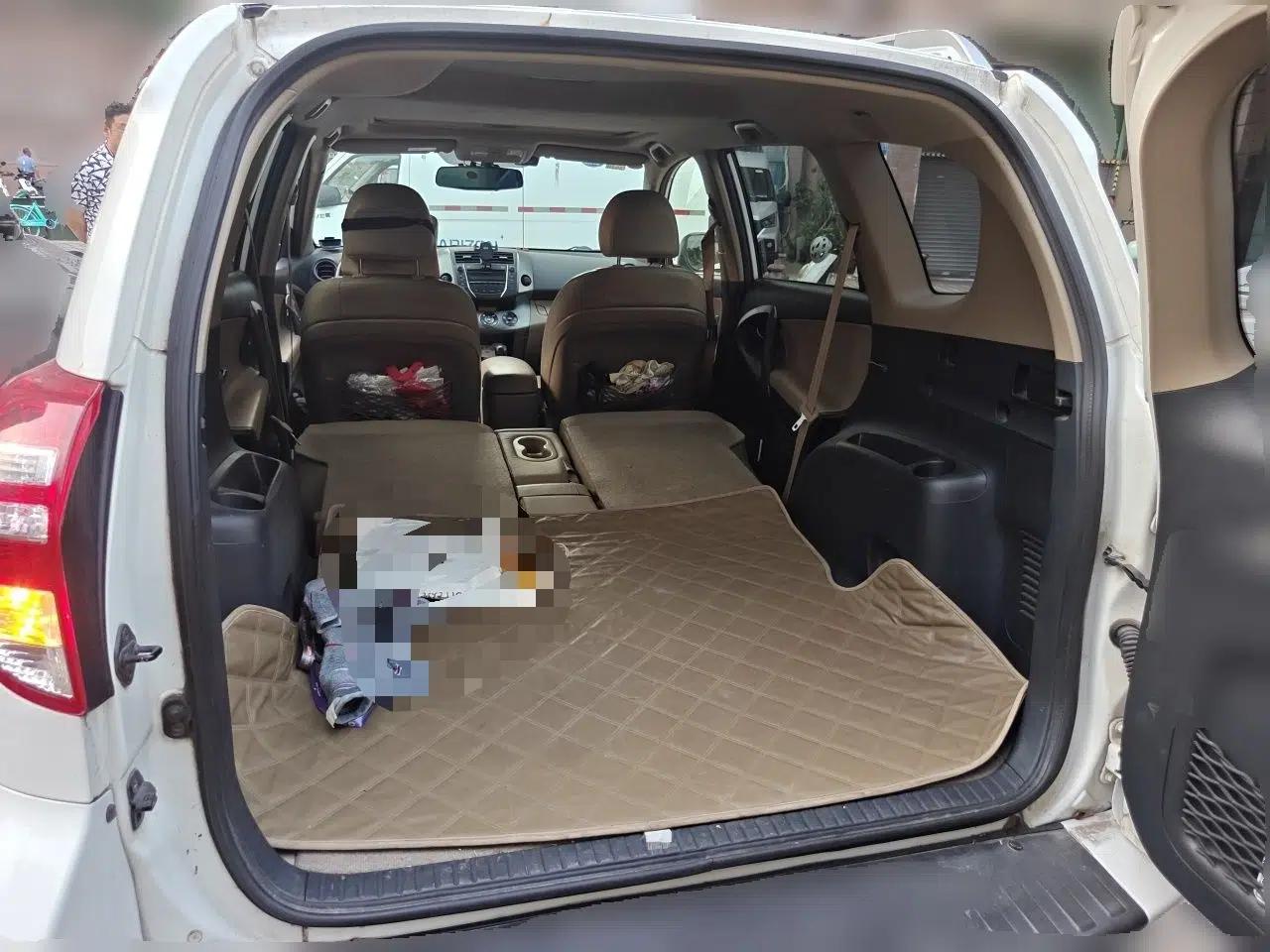 Toyota RAV4 2012 Luxurious 2.4L Automatic 4x4 with Stylish Features — миниатюра 19