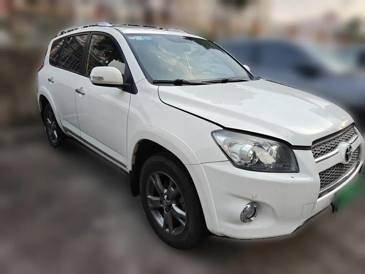 Toyota RAV4 2012 Luxurious 2.4L Automatic 4x4 with Stylish Features — миниатюра 3