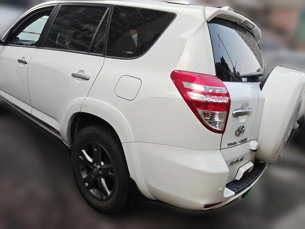 Toyota RAV4 2012 Luxurious 2.4L Automatic 4x4 with Stylish Features — миниатюра 4