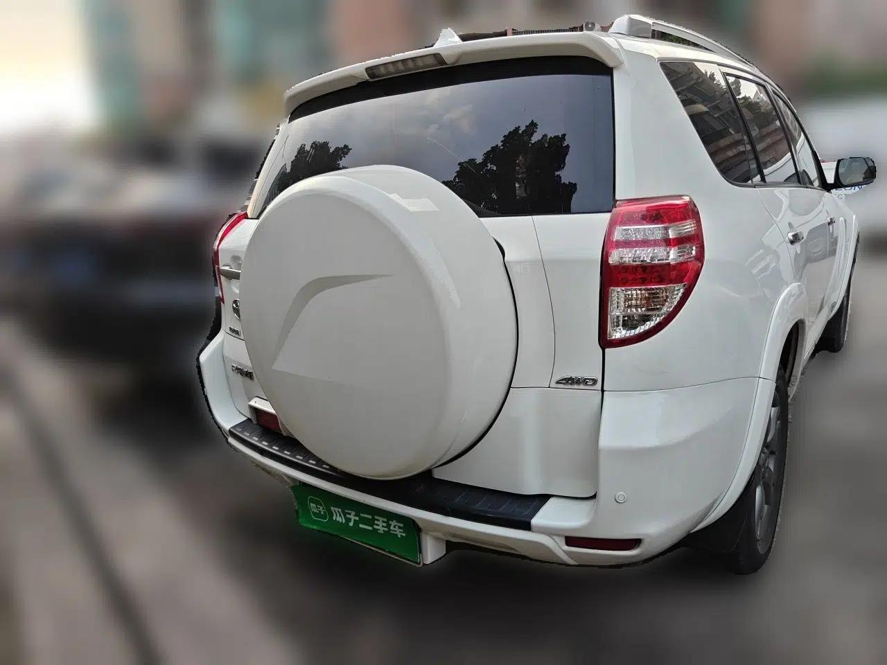 Toyota RAV4 2012 Luxurious 2.4L Automatic 4x4 with Stylish Features — миниатюра 5