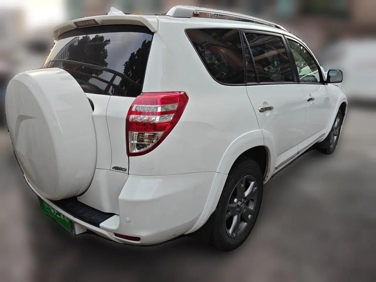 Toyota RAV4 2012 Luxurious 2.4L Automatic 4x4 with Stylish Features — миниатюра 6