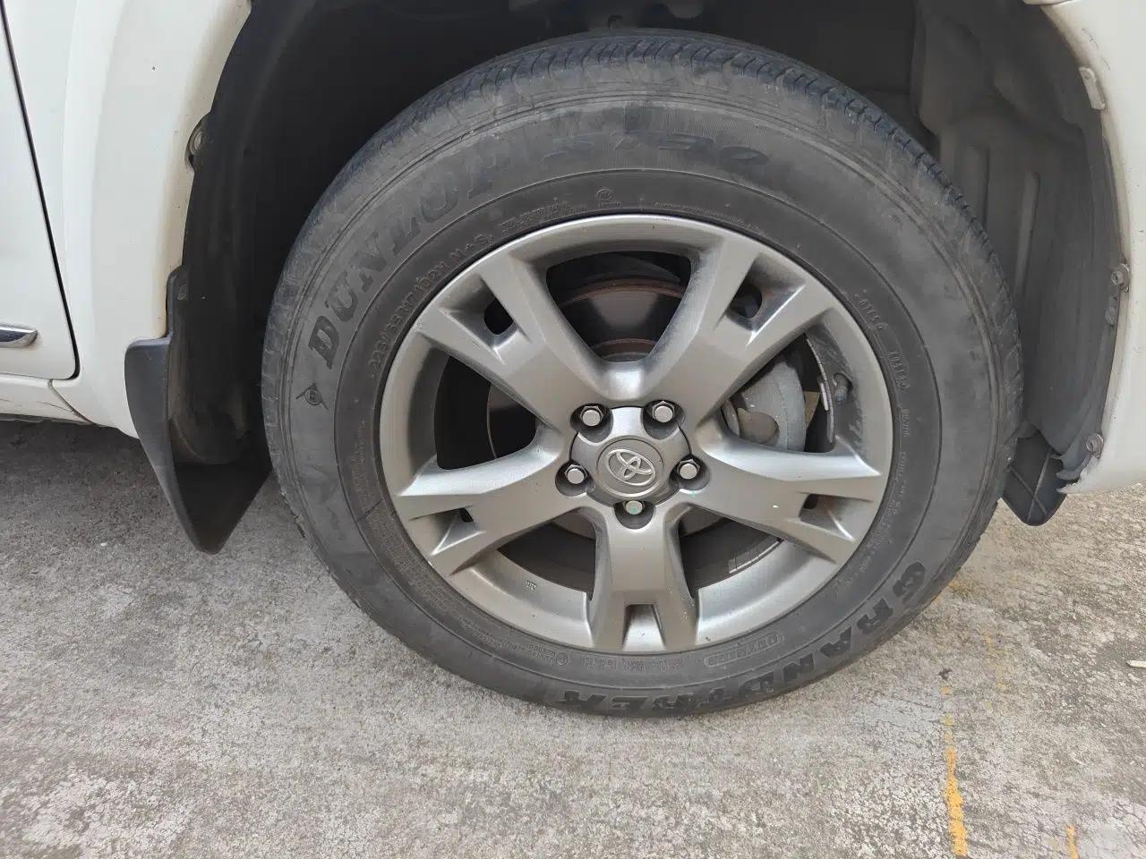 Toyota RAV4 2012 Luxurious 2.4L Automatic 4x4 with Stylish Features — миниатюра 8
