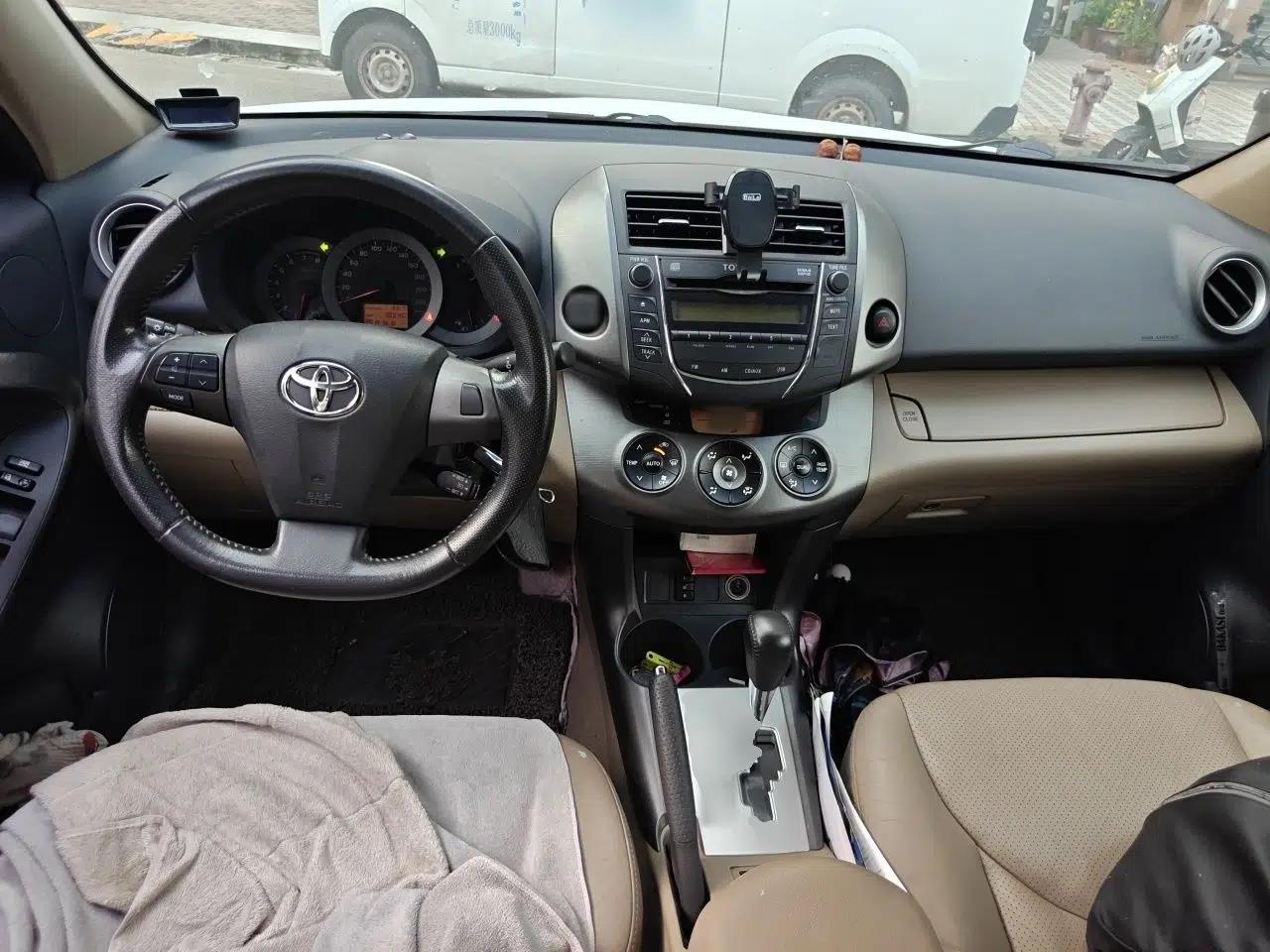 Toyota RAV4 2012 Luxurious 2.4L Automatic 4x4 with Stylish Features — миниатюра 9