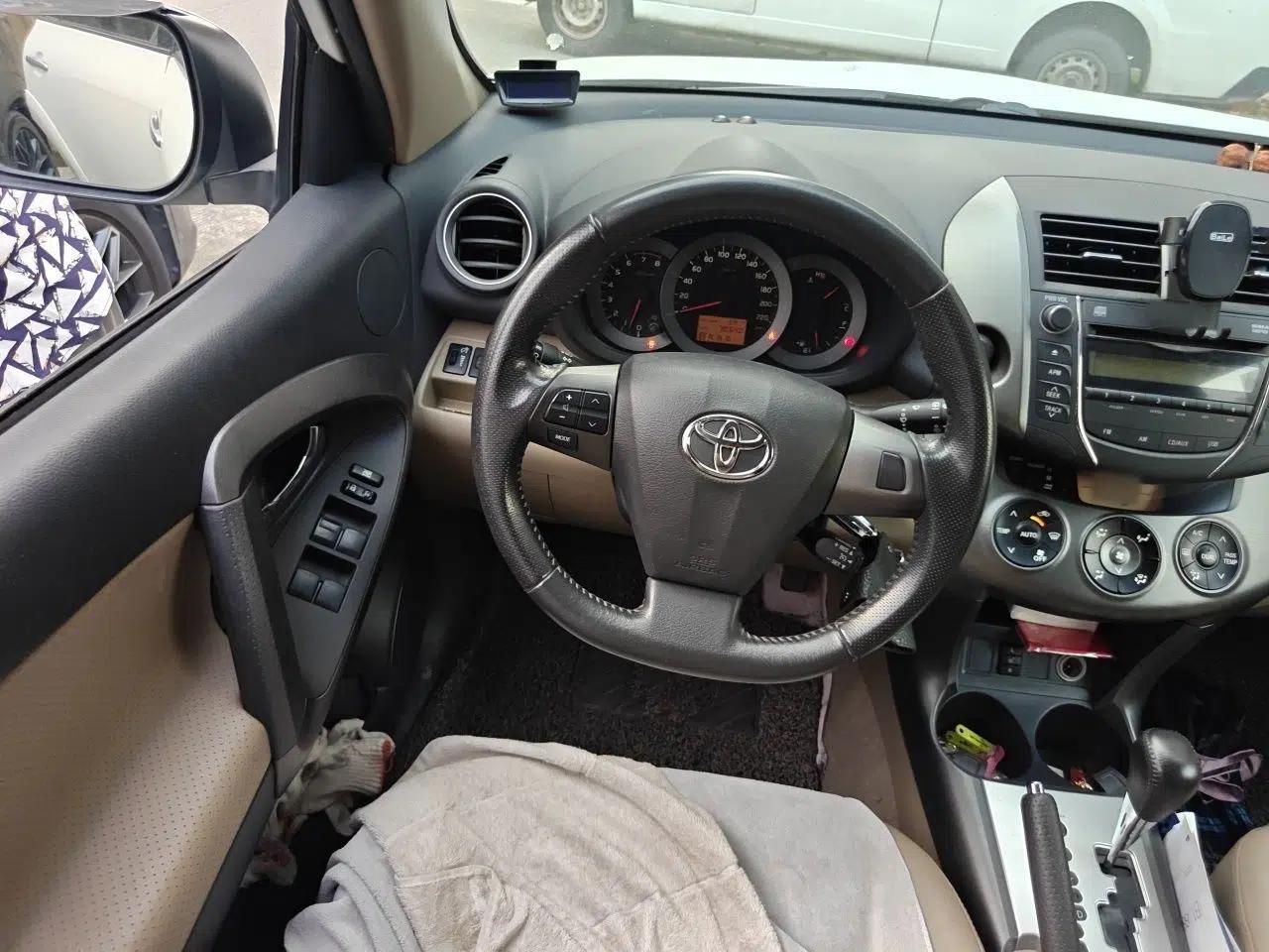 Toyota RAV4 2012 Luxurious 2.4L Automatic 4x4 with Stylish Features — миниатюра 10