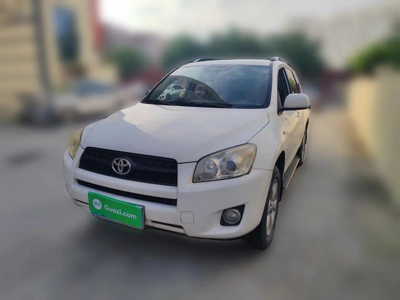 Toyota RAV4 2011 2.0L Automatic Classic Edition — миниатюра 1