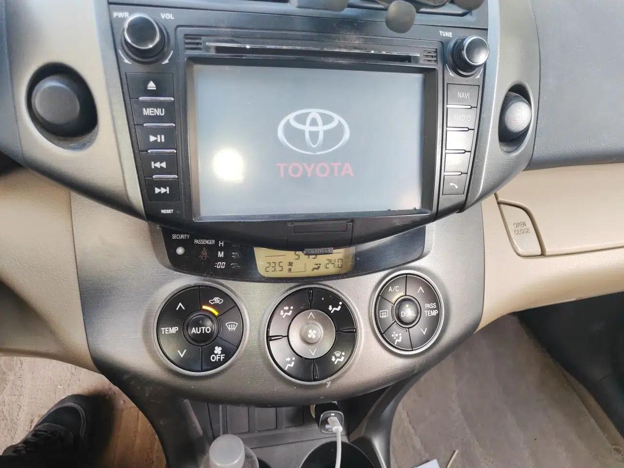 Toyota RAV4 2011 2.0L Automatic Classic Edition — миниатюра 13