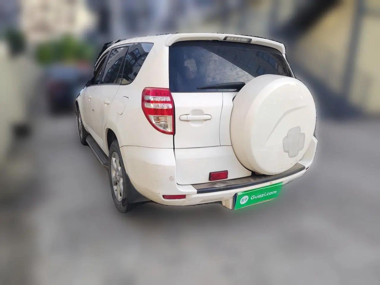 Toyota RAV4 2011 2.0L Automatic Classic Edition — миниатюра 4