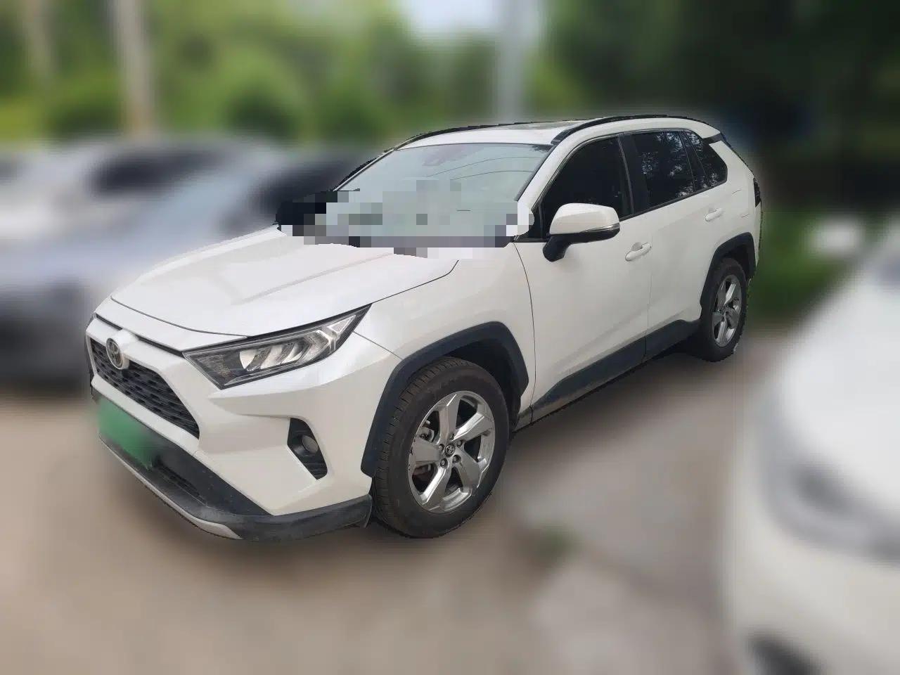 Toyota RAV4 2021 2.0L CVT Two-Wheel Drive Fashion PLUS Edition — миниатюра 1