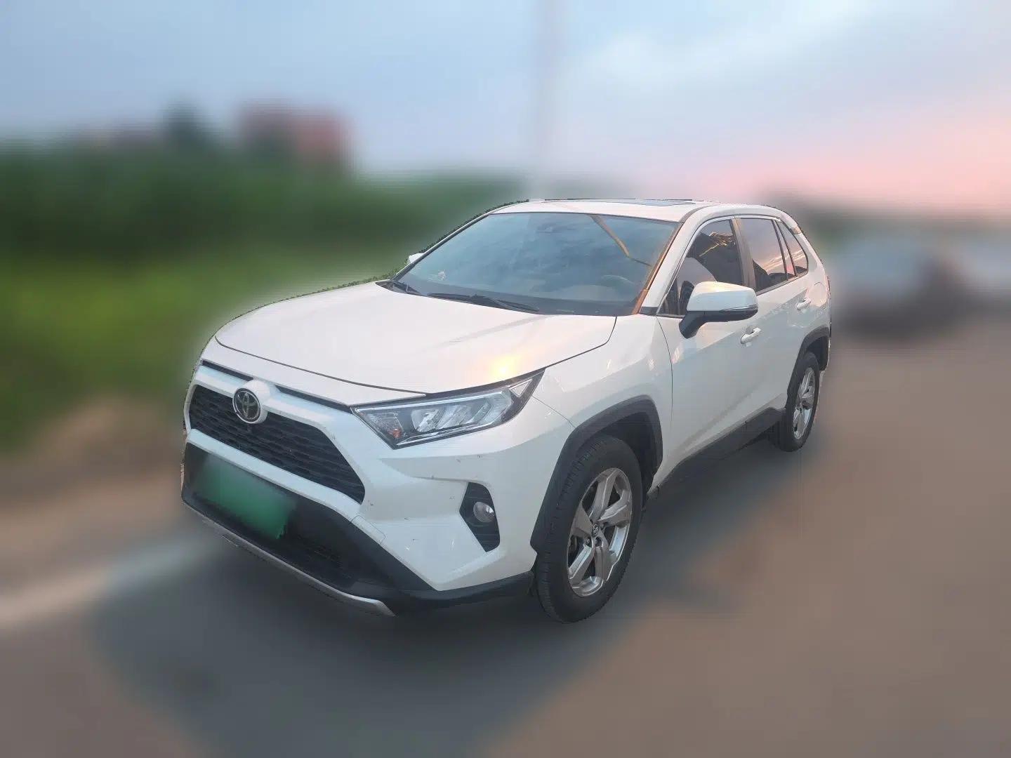 Toyota RAV4 2020 2.0L CVT Two-Wheel Drive Fashion Edition — миниатюра 1