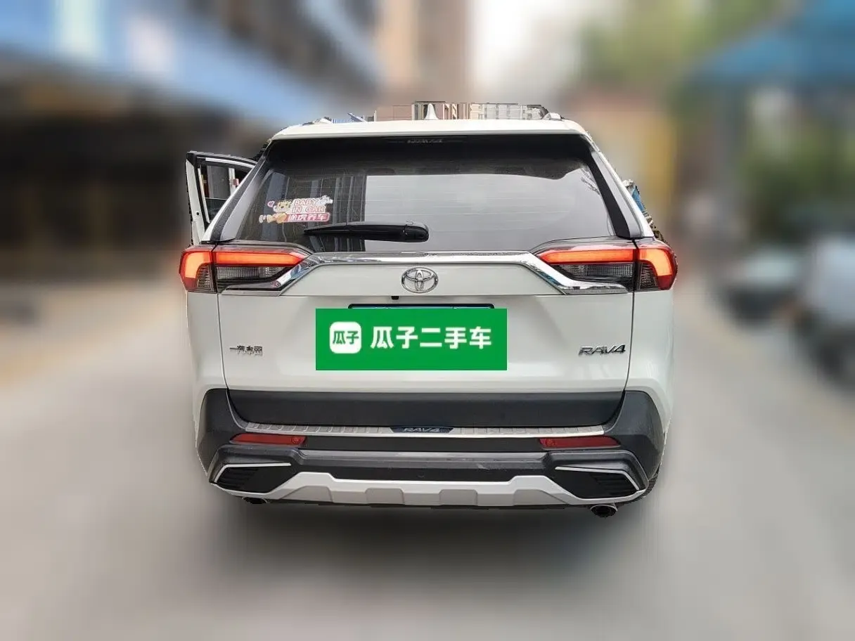 Toyota RAV4 2020 2.0L CVT Two-Wheel Drive Fashion Edition — миниатюра 5