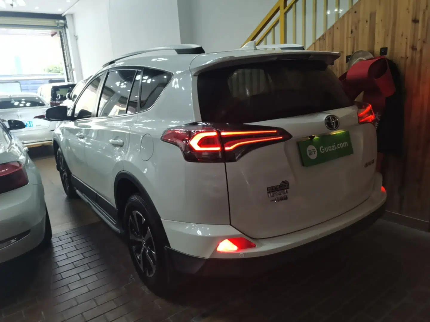 Toyota RAV4 2016 2.0L CVT Two-Wheel Drive Urban Edition China V Standard — миниатюра 4