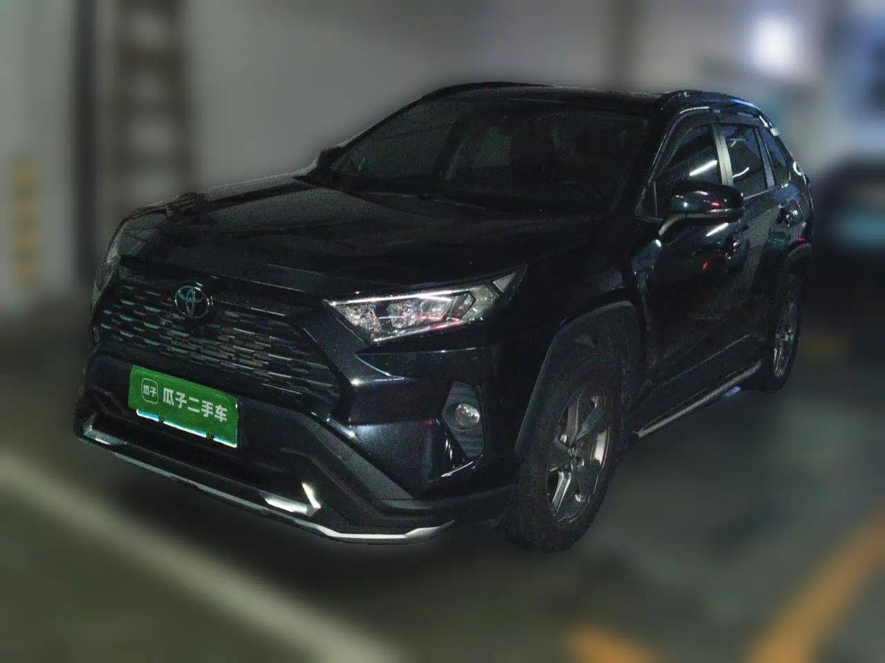 Toyota RAV4 2021 2.0L CVT Two-Wheel Drive Fashion Edition — миниатюра 1