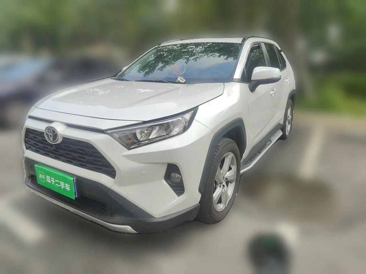 Toyota RAV4 2021 2.0L CVT Two-Wheel Drive Fashion PLUS Edition — миниатюра 1