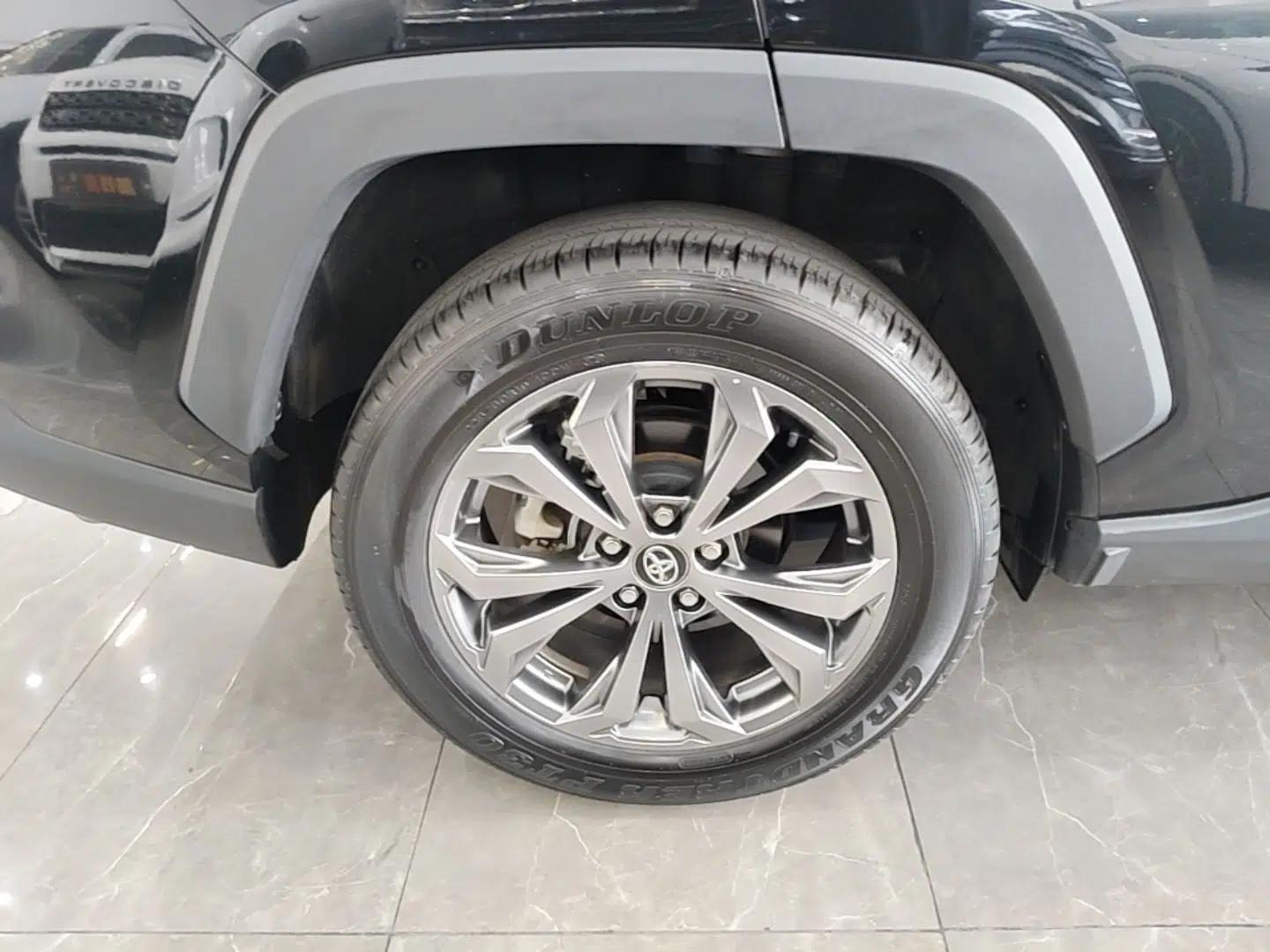 Toyota RAV4 2023 2.0L CVT Two-Wheel Drive Fashion Plus Edition — миниатюра 11