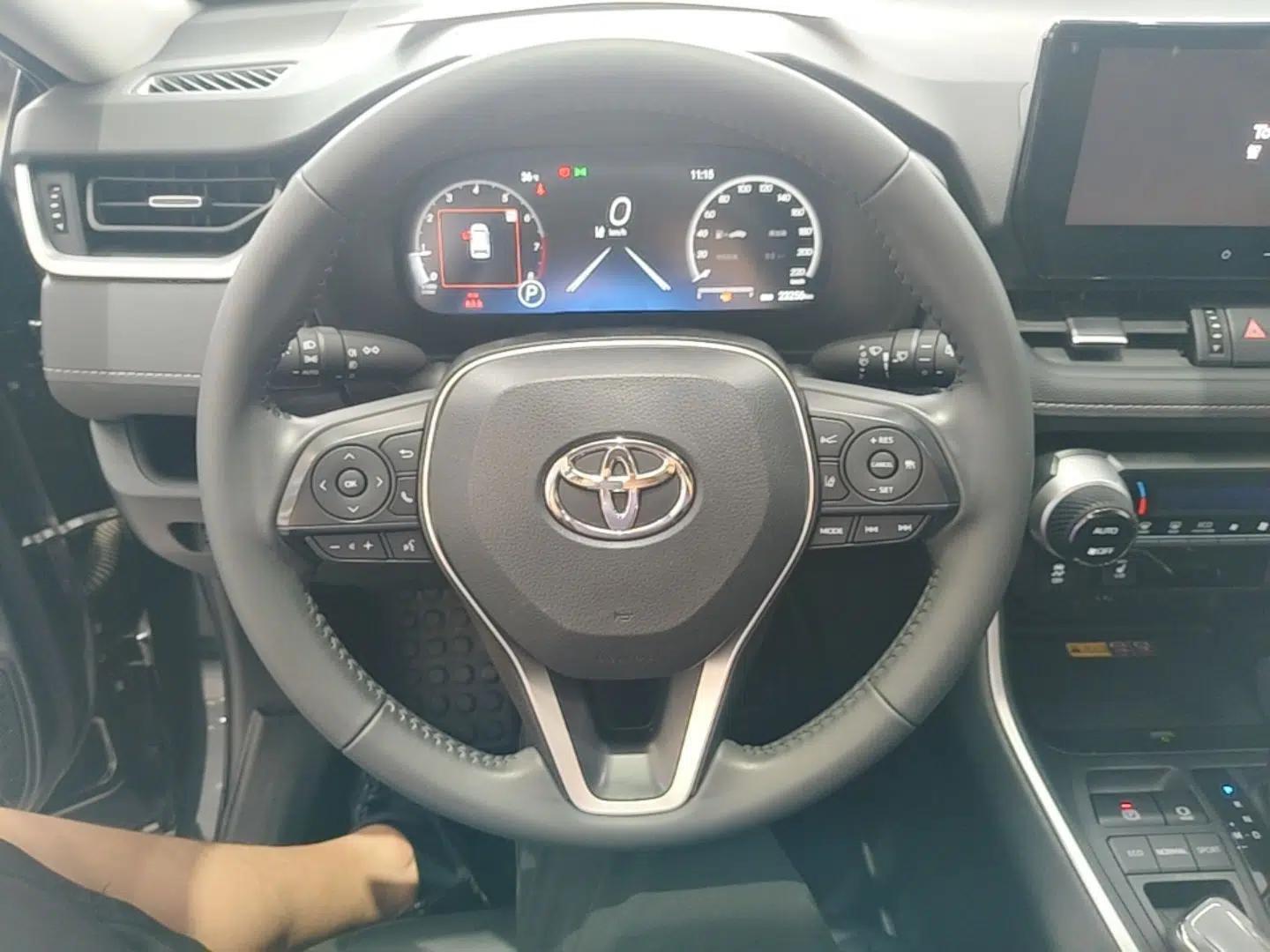 Toyota RAV4 2023 2.0L CVT Two-Wheel Drive Fashion Plus Edition — миниатюра 13