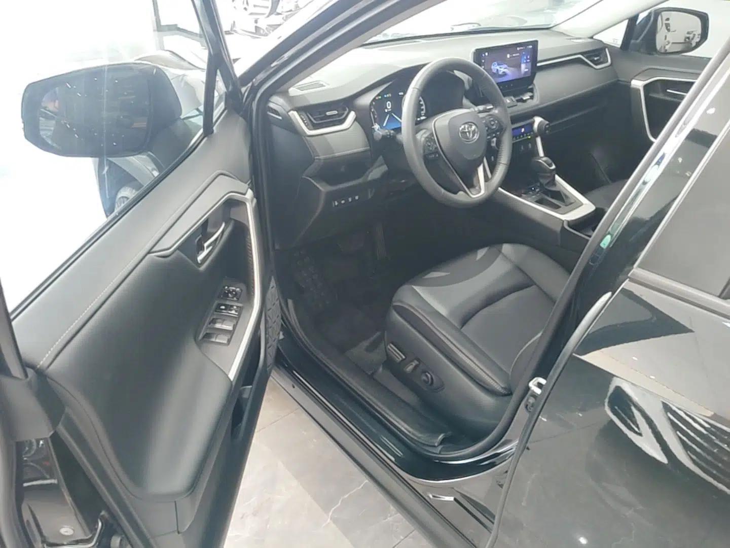 Toyota RAV4 2023 2.0L CVT Two-Wheel Drive Fashion Plus Edition — миниатюра 18