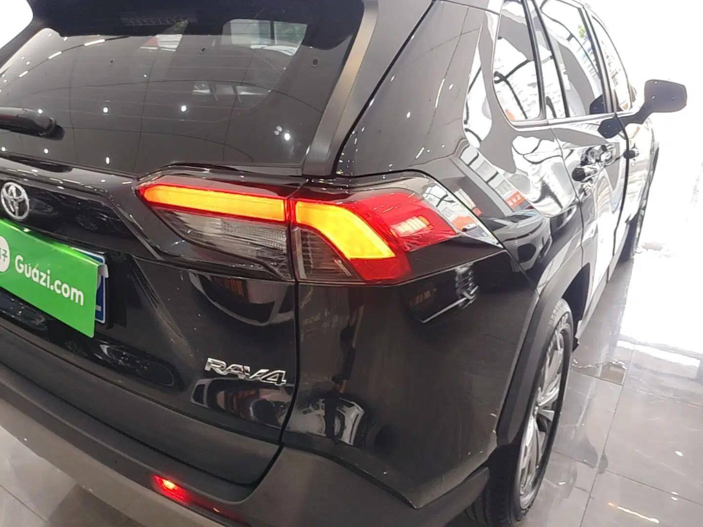 Toyota RAV4 2023 2.0L CVT Two-Wheel Drive Fashion Plus Edition — миниатюра 9