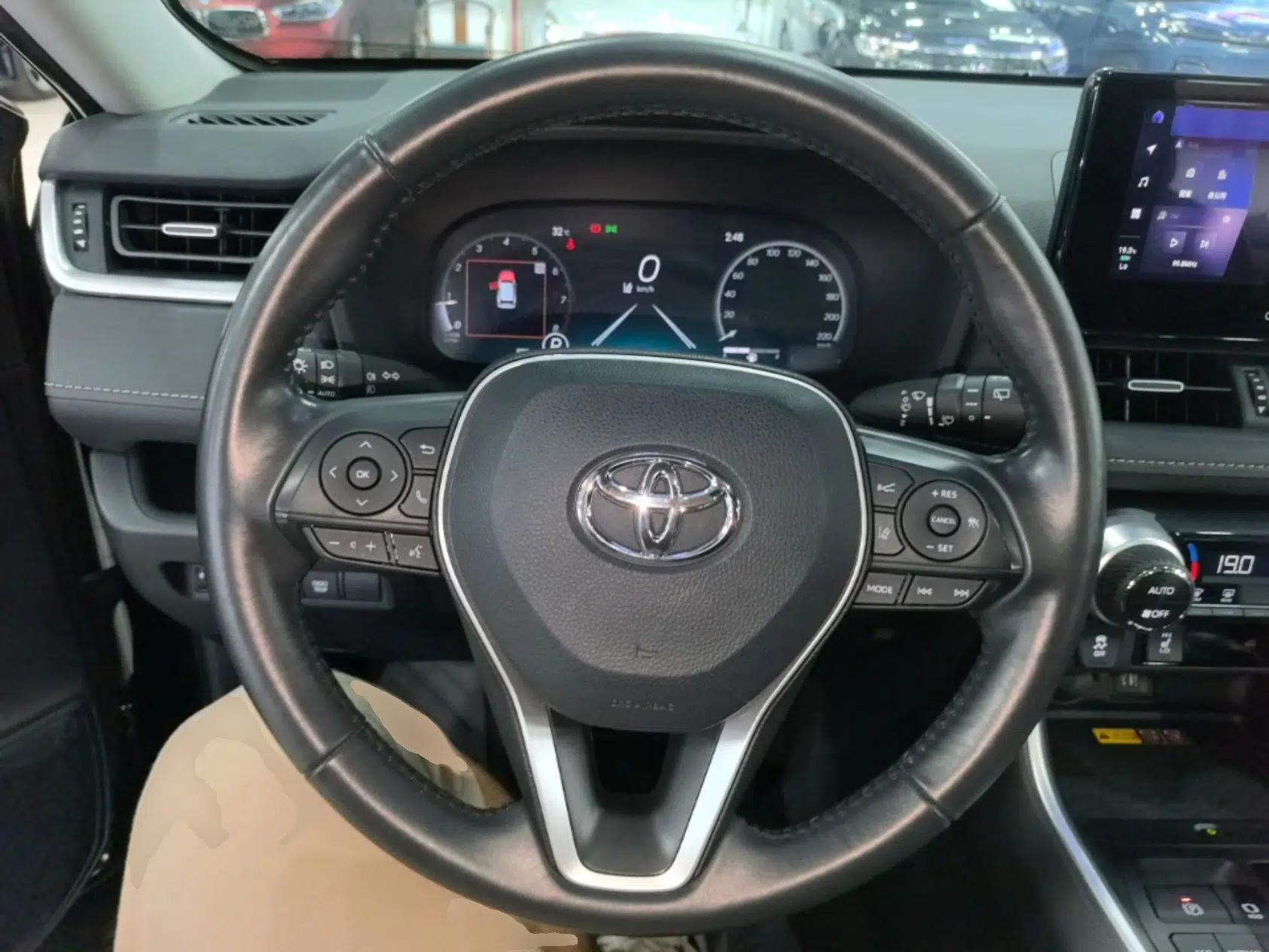 Toyota RAV4 2023 2.0L CVT Two-Wheel Drive Fashion Plus Edition — миниатюра 13