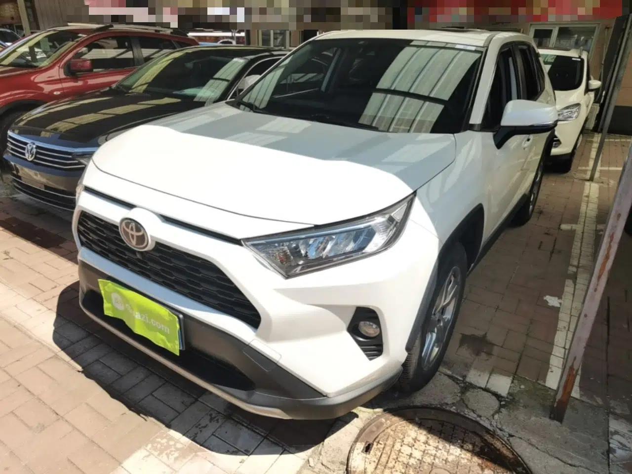 Toyota RAV4 2020 2.0L CVT Two-Wheel Drive Fashion Edition — миниатюра 1