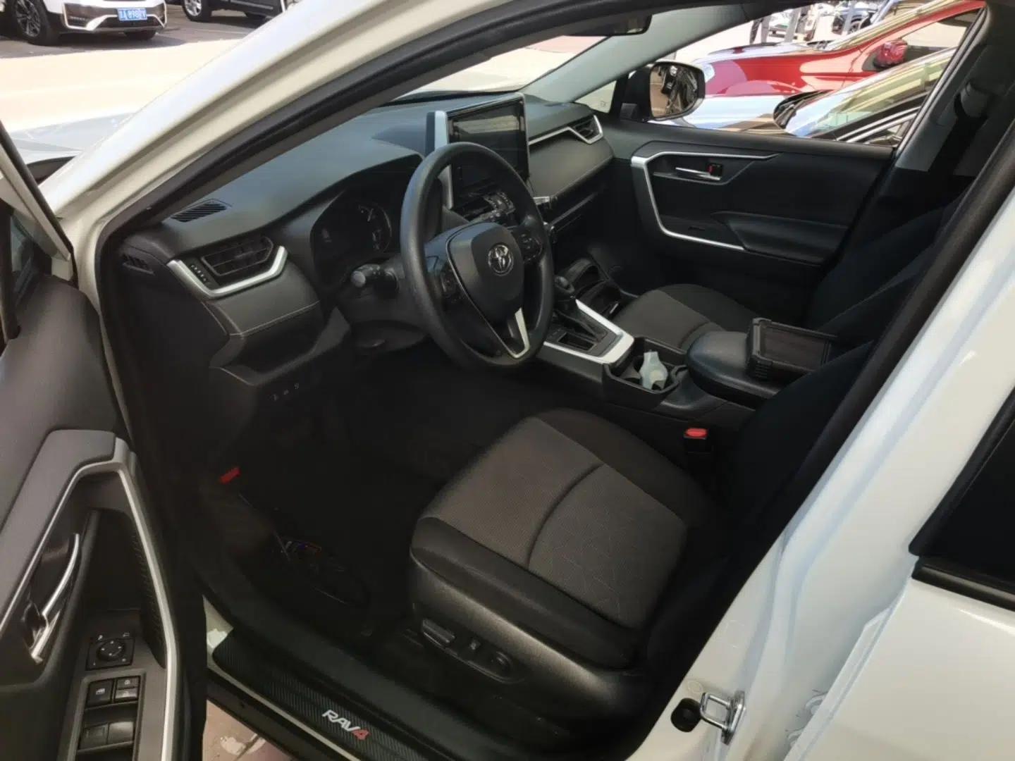 Toyota RAV4 2020 2.0L CVT Two-Wheel Drive Fashion Edition — миниатюра 17