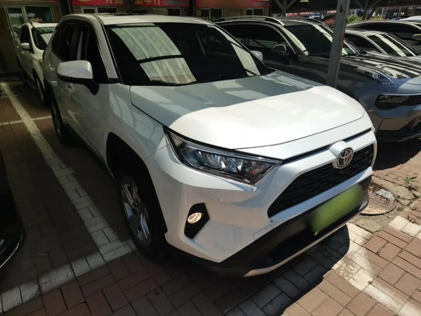Toyota RAV4 2020 2.0L CVT Two-Wheel Drive Fashion Edition — миниатюра 3