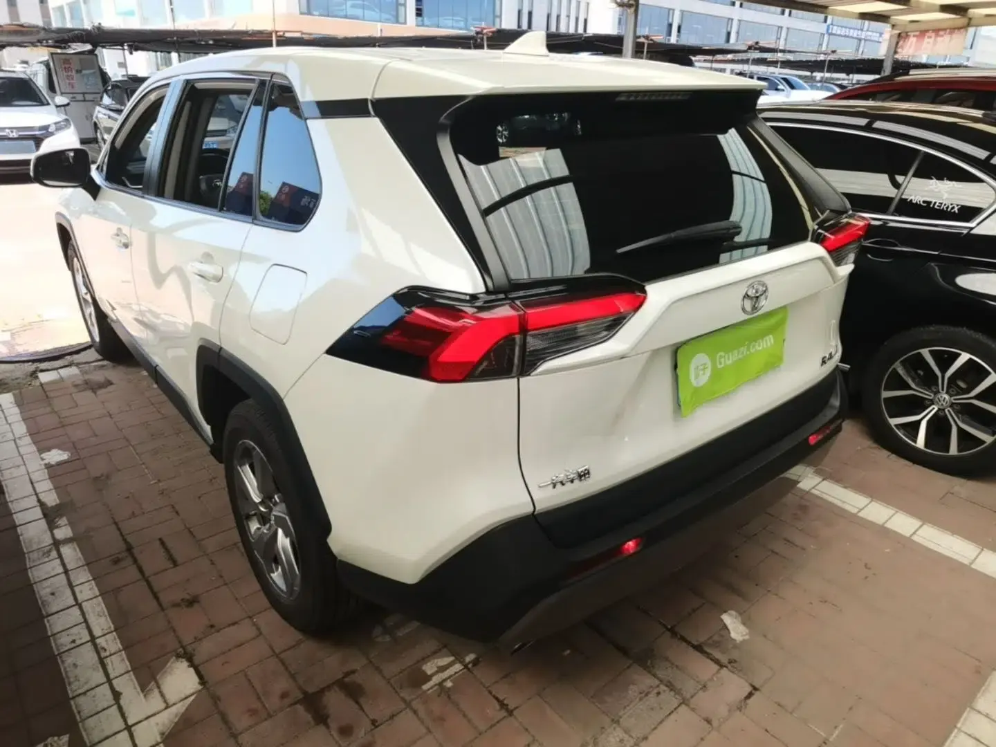 Toyota RAV4 2020 2.0L CVT Two-Wheel Drive Fashion Edition — миниатюра 4
